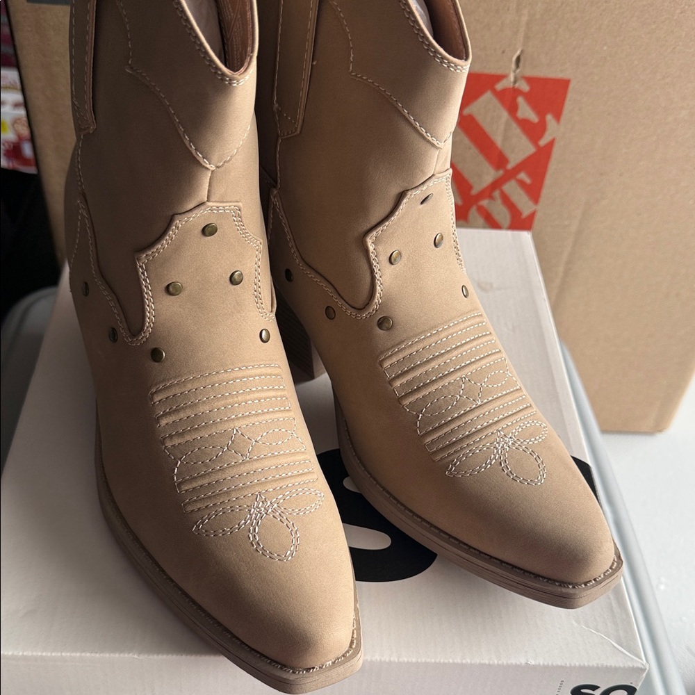SO Chic Tan Cowboy Boots